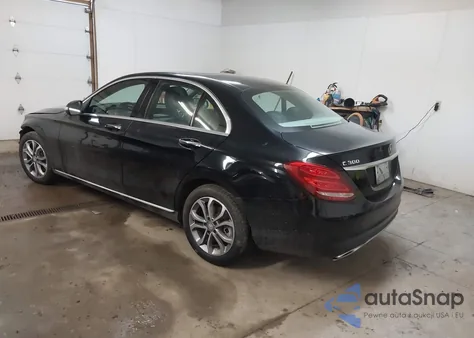 2015 Mercedes-Benz C-Class C 300 z USA, uszkodzony, nr VIN 55SWF4KBXFU058480